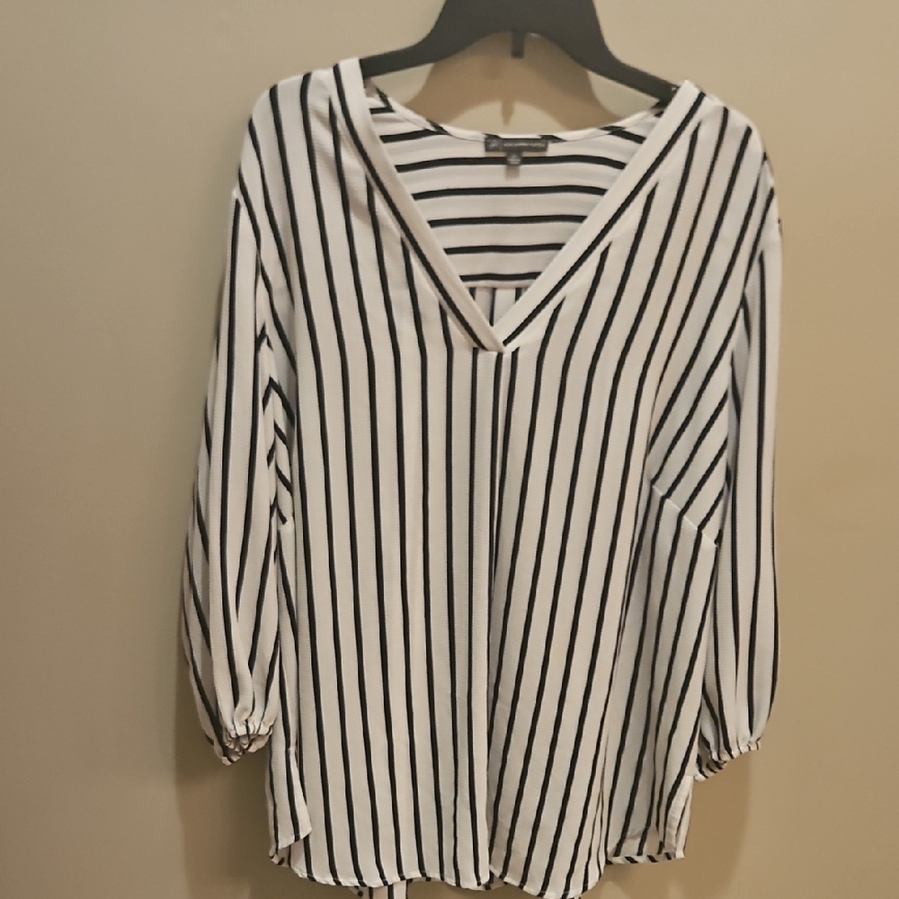 Adrianna Papell Black and White Relaxed 3/4 Sleeve Blouse